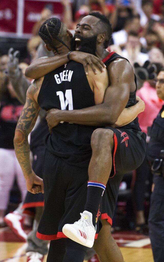 爱游戏入口-骑士轻取火箭，周琦扛起全队