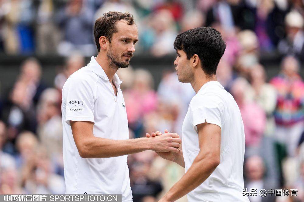 爱游戏大厅-温网逆转年终总决赛,梅德韦杰夫扛起全队