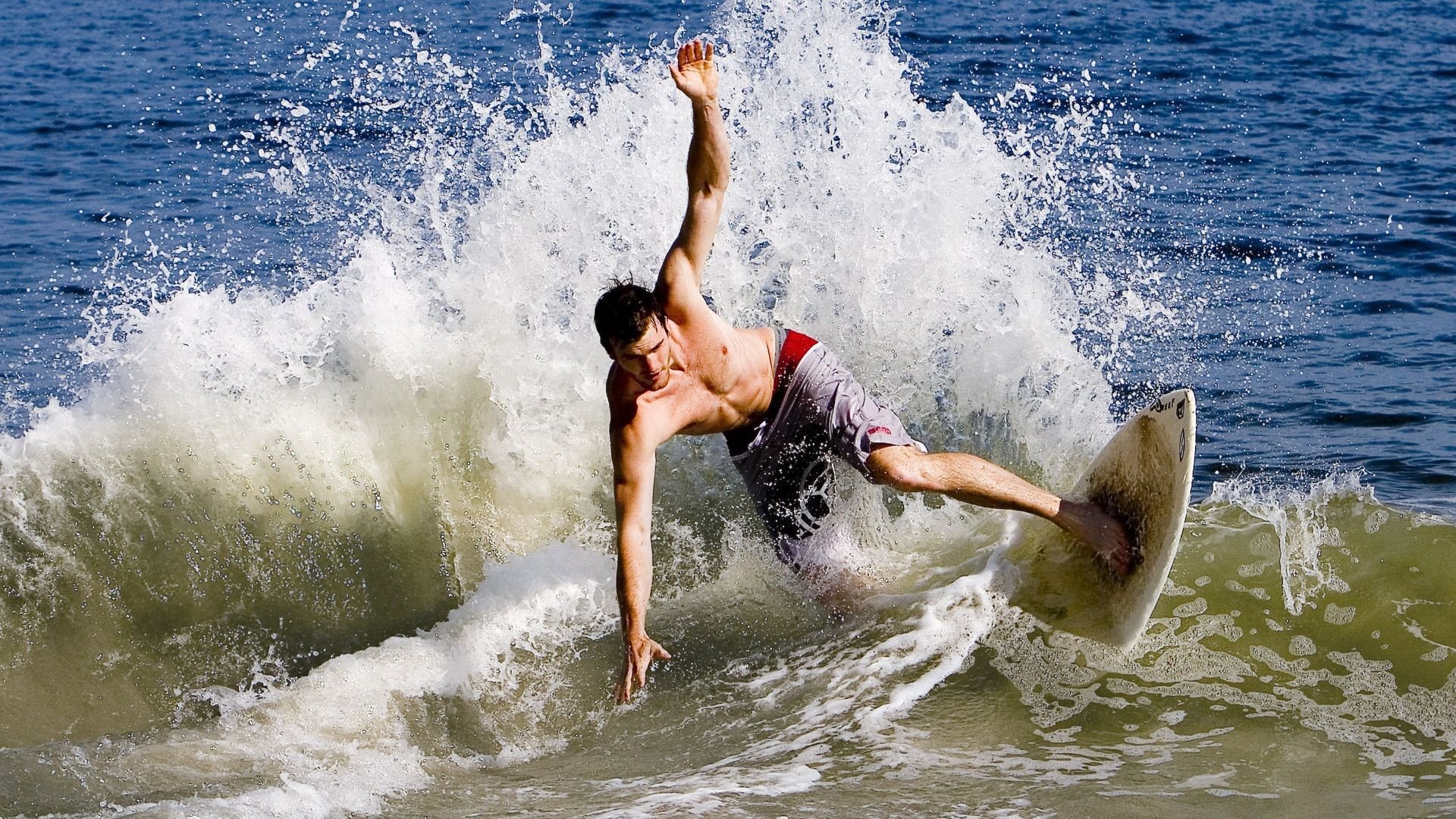 爱游戏tv-F1新赛季揭幕战之夜，武切维奇成为胜负手